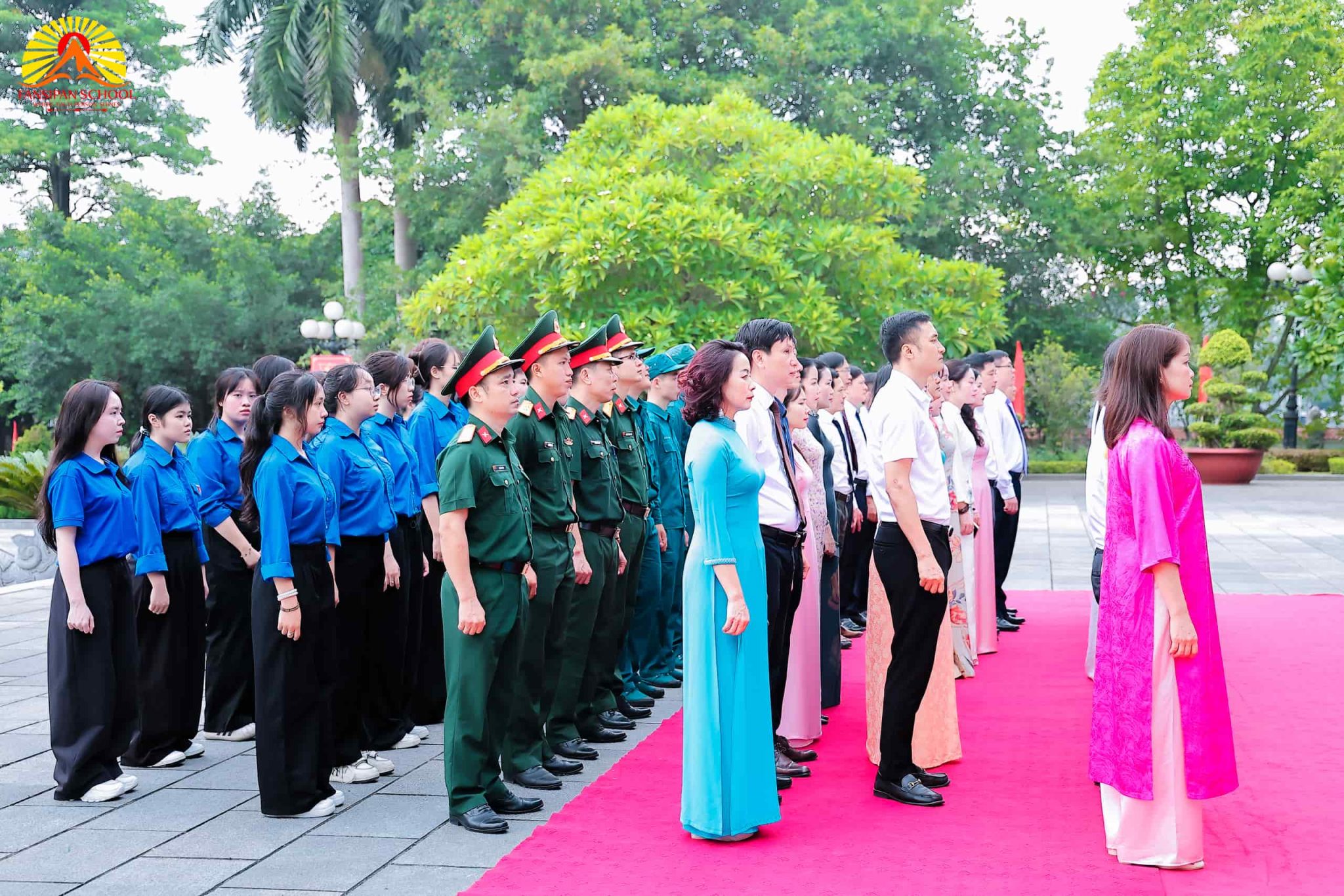 HỌC SINH FANSIPAN CÙNG ĐOÀN ĐẠI BIỂU PHƯỜNG HẠC THÀNH DÂNG HƯƠNG TƯỞNG NIỆM CÁC ANH HÙNG LIỆT SĨ