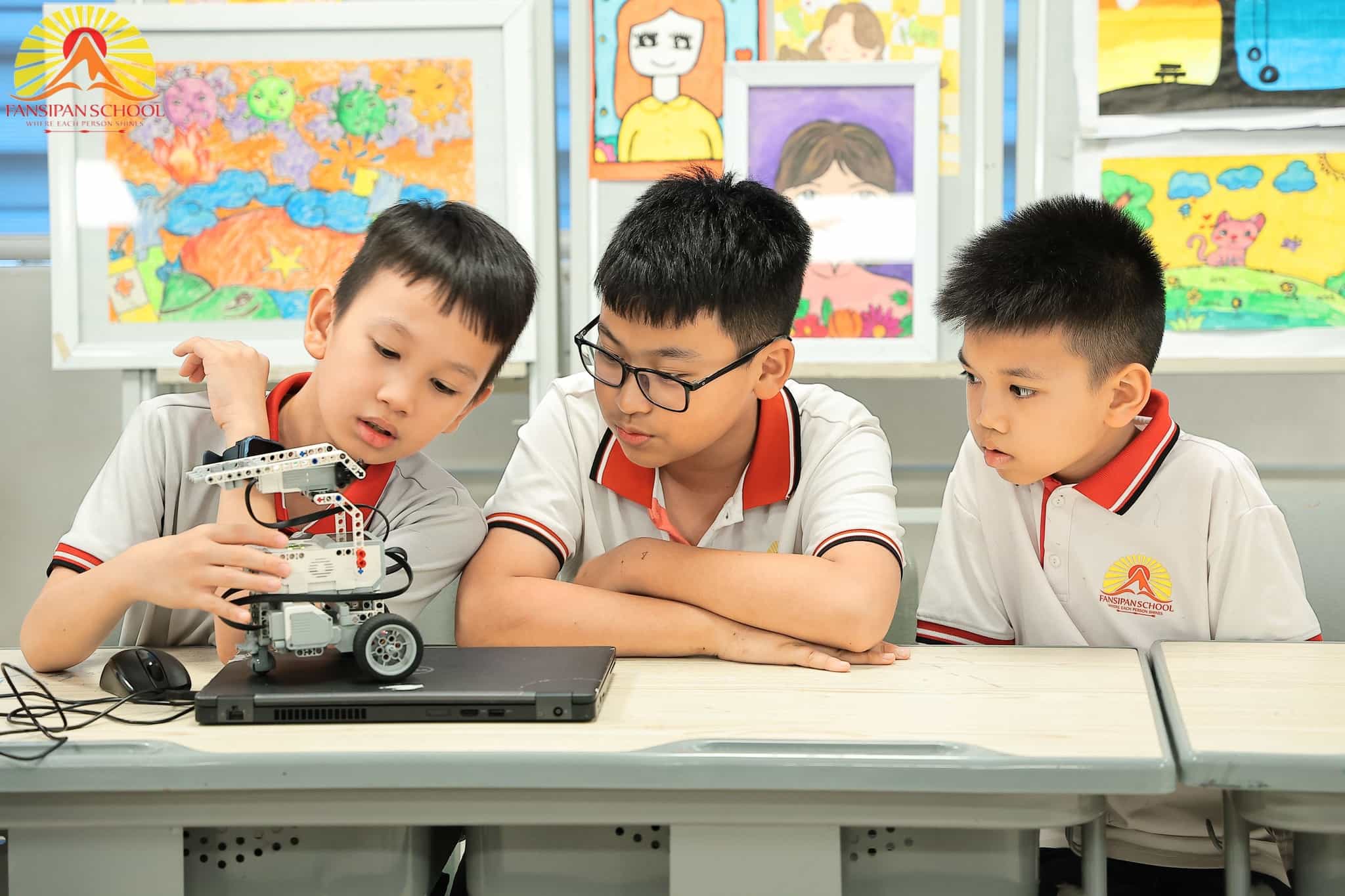 ROBOT ĐẾN LỚP – GIỜ HỌC “BÙNG NỔ” SỰ HỨNG THÚ TẠI FANSIPAN