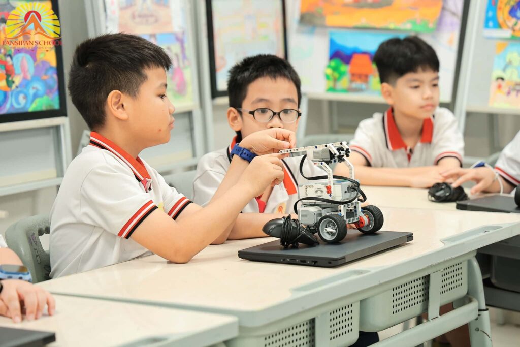 ROBOT ĐẾN LỚP – GIỜ HỌC “BÙNG NỔ” SỰ HỨNG THÚ TẠI FANSIPAN
